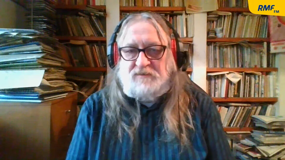 “Pandemia nie pogoniła Polaków do czytania. Ten wzrost, bo jest pewien wzrost w porównaniu do roku poprzedniego, jest nieznaczny i on się utrzymuje w granicach normy. Jak patrzyłem na te słupki, to czytelnictwo w roku zeszłym było takie jak w 2008” – mówił w Porannej rozmowie w RMF FM Jarosław Klejnocki, dyrektor Muzeum Literatury w Warszawie. „Raport Biblioteki Narodowej pokazuje pewne stałości, on wyłapuje podobne cechy od lat. Wiadomo było, że polski rynek książki jest rynkiem kobiecym i to od wielu lat jest stała, kobiety czytają więcej od mężczyzn. Więcej czyta się w domach, gdzie mieszkają ludzie z wyższym wykształceniem” – wyliczał.