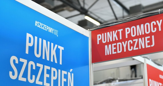 Jeszcze dziś na stronach rządowych mają zostać opublikowane zasady szczepień w zakładach pracy. Chodzi o te firmy, które byłby w stanie zgromadzić co najmniej 300 osób: pracowników i ich rodzin. Nie wiadomo, kiedy akcja szczepienia w zakładach pracy miałaby ruszyć, ale już od 4 maja będzie można dokonać rejestracji.