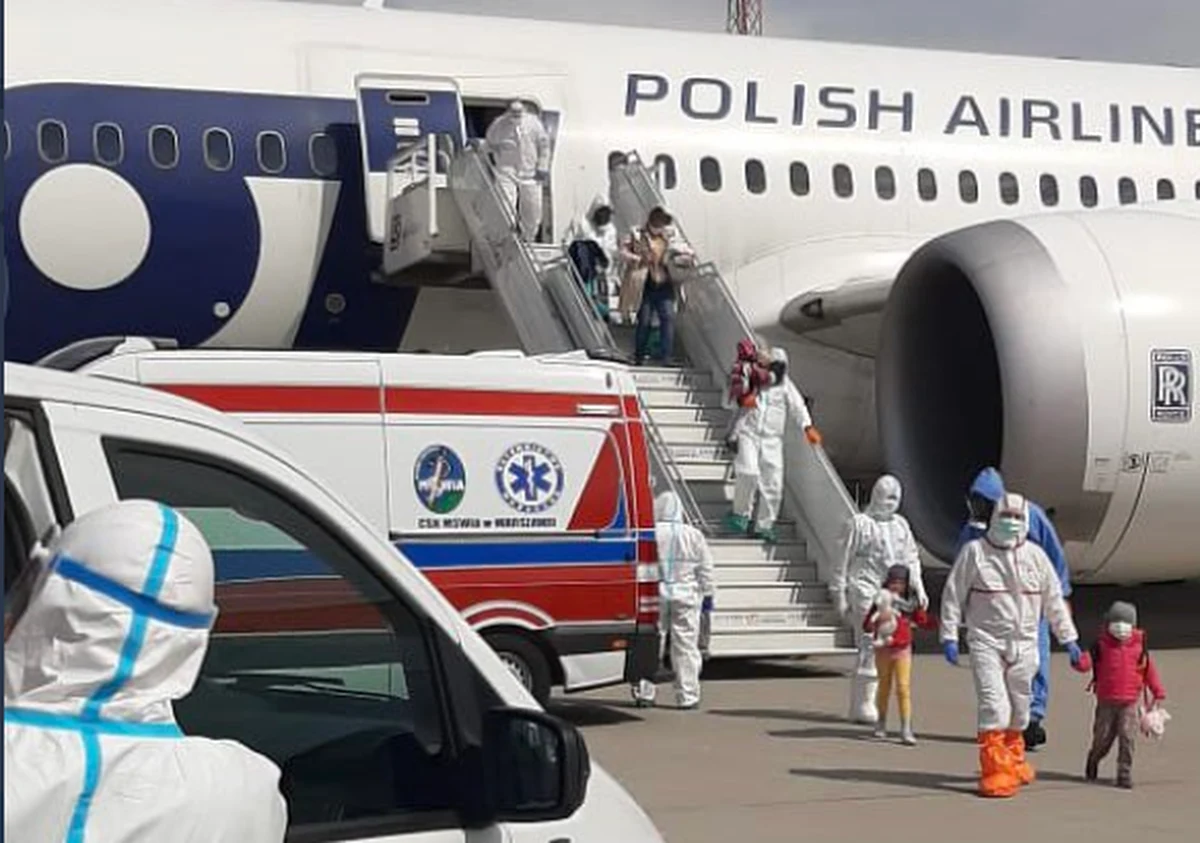 Jutro będą znane wyniki badań, które mają potwierdzić, czy polski dyplomata ewakuowany wraz z rodziną z Indii jest zakażony indyjską odmianą koronawirusa. Mężczyzna jest w ciężkim stanie, łagodniej Covid-19 przechodzi jego ciężarna żona. Wraz z nimi do Polski sprowadzono także czwórkę ich dzieci.