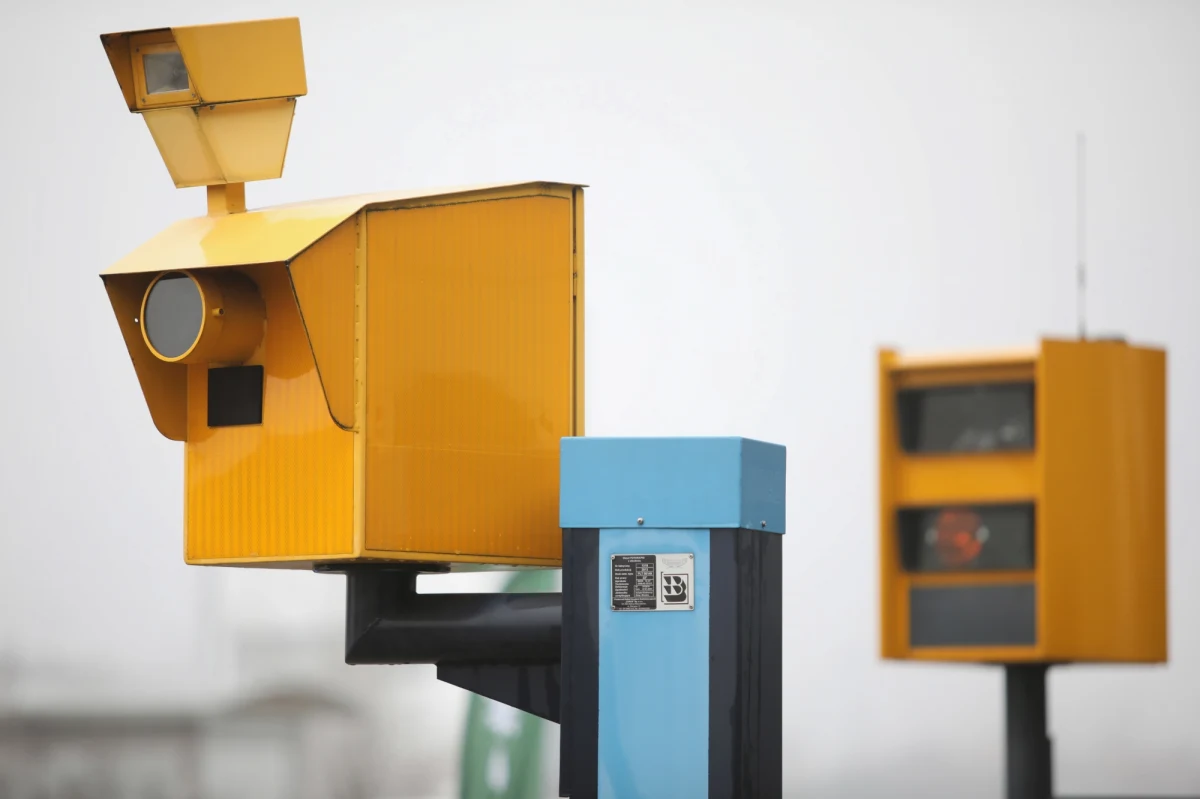 Z powodu pandemii kierowcy rzadziej wyjeżdżają na ulice - widać to na podstawie pracy fotoradarów. W 2020 roku liczba mandatów wystawionych w wyniku ich pracy zmniejszyła się w porównaniu do poprzedniego roku o 61 tysięcy. Największą liczbę kierowców przekraczających dopuszczalną prędkość zarejestrowano w Warszawie na ulicy Grójeckiej - 18,5 tysiąca.