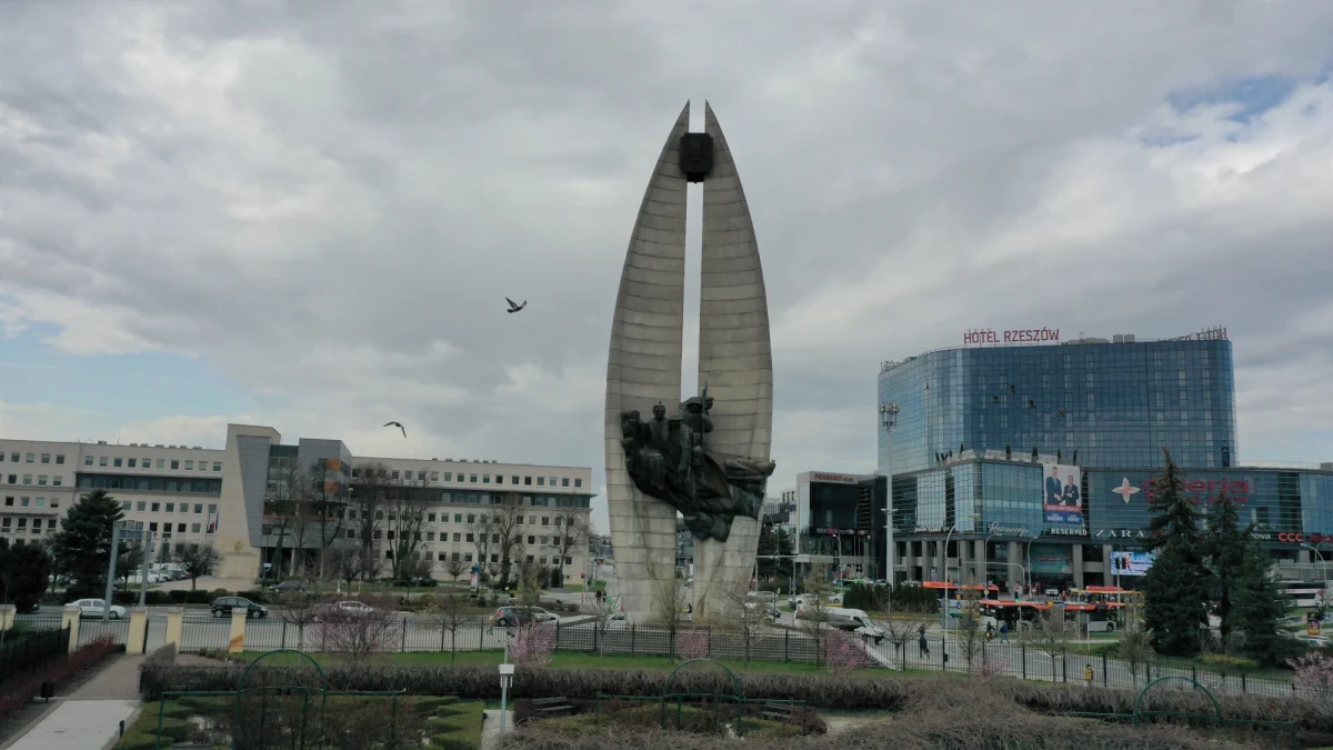 Przedterminowe wybory na prezydenta Rzeszowa, które miały odbyć się 9 maja, mają zostać przesunięta na 13 czerwca - wynika z projektu rozporządzenia premiera Mateusza Morawieckiego, który został opublikowany w poniedziałek przez Rządowe Centrum Legislacji. Wcześniej rzecznik rządu Piotr Müller zapowiadał, że decyzja ws. przyspieszonych wyborów zostanie podjęta do środy.