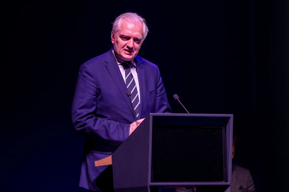 Uważam, że do końca maja cała polska gospodarka powinna być uwolniona – powiedział w poniedziałek w Poznaniu wicepremier i minister rozwoju, pracy i technologii Jarosław Gowin. Dodał, że można pomyśleć o otwarciu, w rygorach sanitarnych, np. ogródków restauracyjnych czy o dostępie puli miejsc w hotelach.