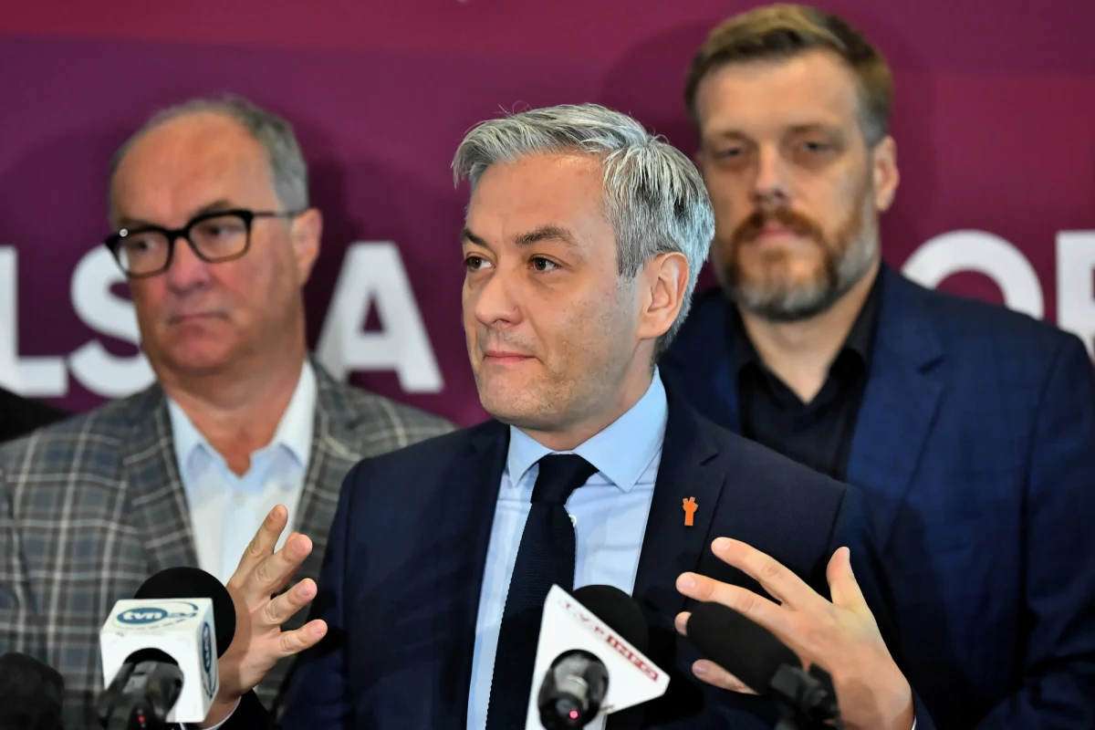 "We wtorek o godz. 9 w Sejmie odbędzie się spotkanie przedstawicieli klubu Lewicy z premierem Mateuszem Morawieckim ws. Funduszu Odbudowy i Krajowego Planu Odbudowy"- poinformował lider Wiosny Robert Biedroń.