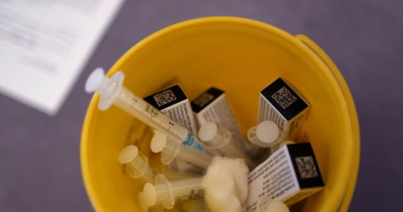 Stany Zjednoczone zamierzają wyeksportować w najbliższych miesiącach do innych krajów 60 mln dawek szczepionki AstraZeneca przeciw Covid-19, która w USA nie została jeszcze dopuszczona do użytku - zakomunikował w poniedziałek Biały Dom. Nie sprecyzowano, do których krajów miałyby trafić te dawki.
