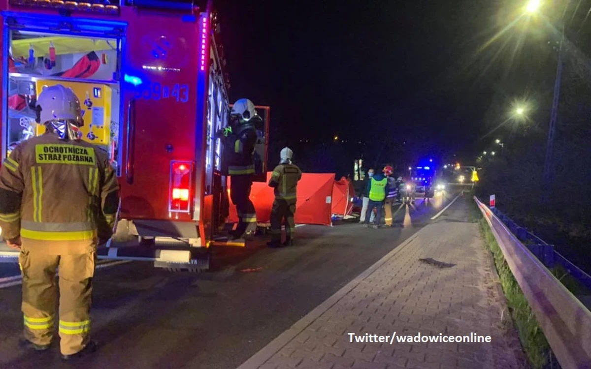 Tragedia na drodze krajowej 52 w Kalwarii Zebrzydowskiej w Małopolsce. Samochód osobowy śmiertelnie potrącił pieszego.