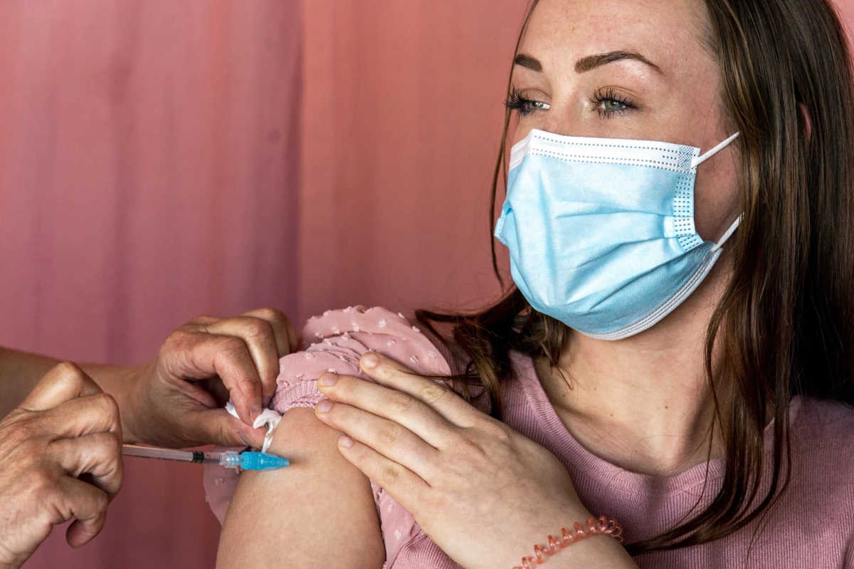 Od dziś ruszyła rejestracja na szczepienia przeciw Covid-19 osób w wieku 44 i 45 lat. Zapisać można się przez system e-Rejestracji i Internetowe Konto Pacjenta, infolinię 989, SMS-em na numer 880-333-333 lub w punkcie szczepień.