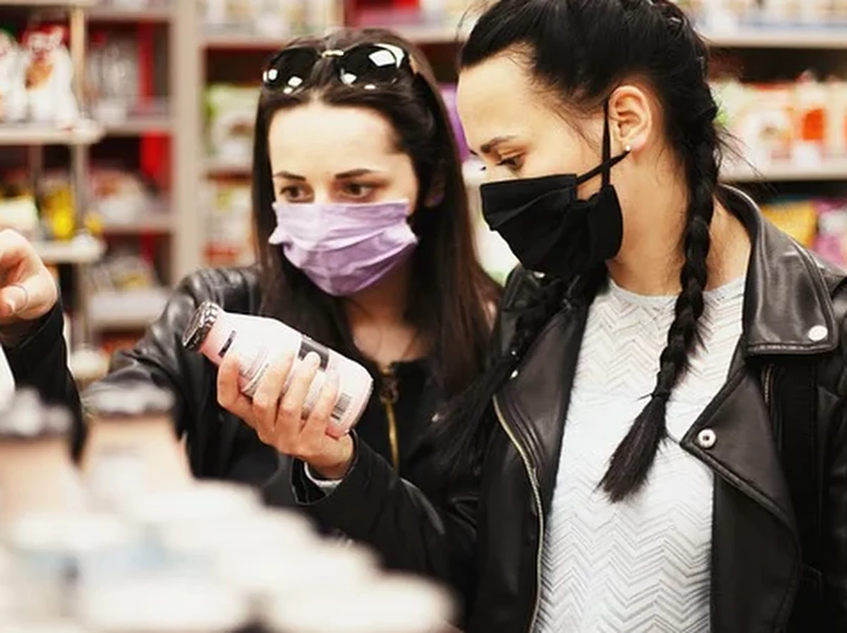 Ślady koronawirusa na terminalach do kart płatniczych, przyciskach do wag, wózkach i koszykach na zakupy znaleźli karabinierzy w części supermarketów we Włoszech. W wyniku kontroli przestrzegania zasad sanitarnych zamknięto 12 placówek handlowych w kraju.