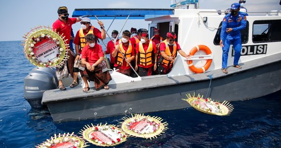 Indonezyjska Marynarka Wojenne opublikowała nagranie, na którym załoga okrętu podwodnego KRI Nanggala śpiewa piosenkę o pożegnaniu. Kilka tygodni później okręt wraz z 53-osobową załogą poszedł na dno. 