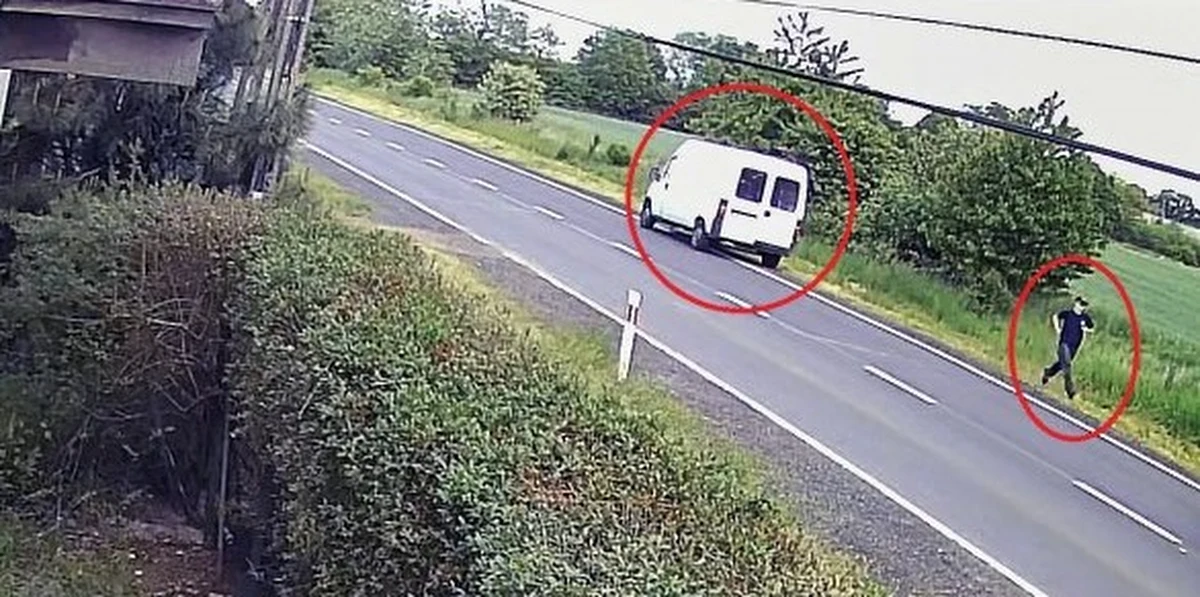 Policjanci z Tarnowskich Gór szukają sprawcy wypadku w Czekanowie. Kierowca auta dostawczego potrącił tam rowerzystę i uciekł z miejsca zdarzenia, nie udzielając mu pomocy. 66-latek po kilku miesiącach zmarł. Opublikowano nagranie z monitoringu pokazujące wypadek. 