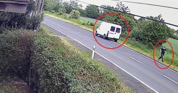 Policjanci z Tarnowskich Gór szukają sprawcy wypadku w Czekanowie. Kierowca auta dostawczego potrącił tam rowerzystę i uciekł z miejsca zdarzenia, nie udzielając mu pomocy. 66-latek po kilku miesiącach zmarł. Opublikowano nagranie z monitoringu pokazujące wypadek. 