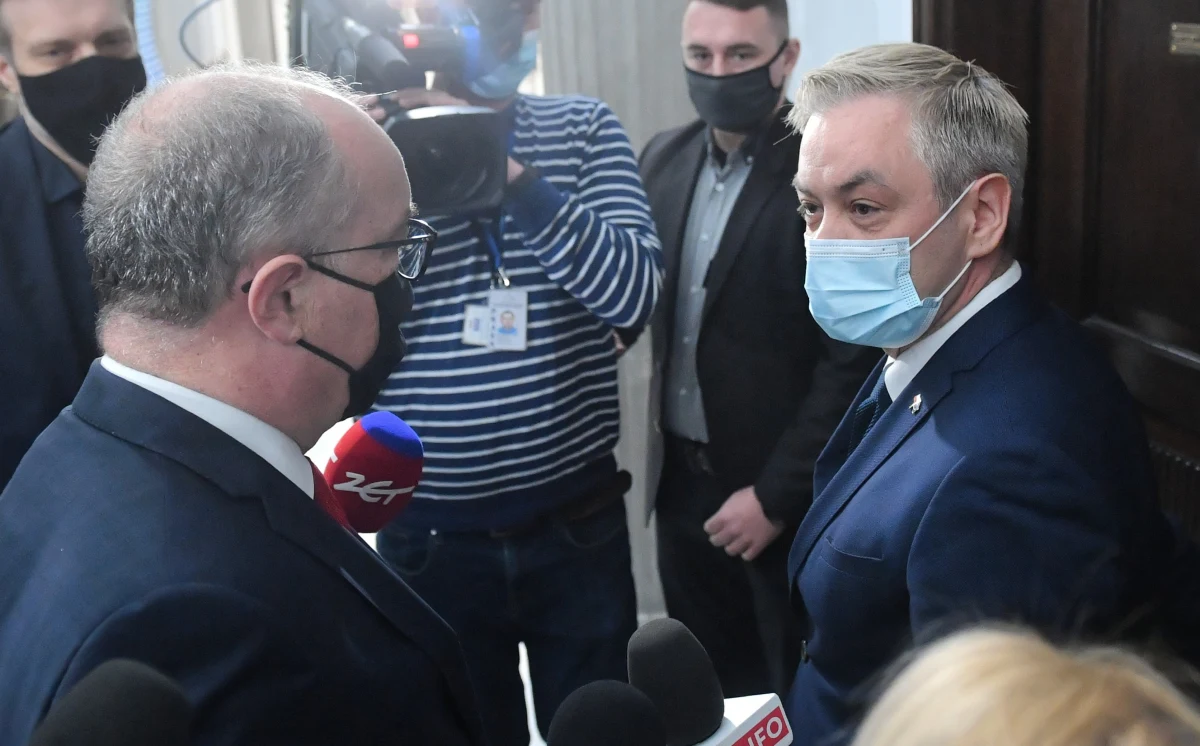 ​Rząd zobowiązał się spełnić wszystkie postulaty Lewicy w sprawie ratyfikacji unijnego Funduszu Odbudowy - przekazał europoseł Robert Biedroń po spotkaniu z premierem Mateuszem Morawieckim oraz szefem klubu PiS Ryszardem Terleckim.