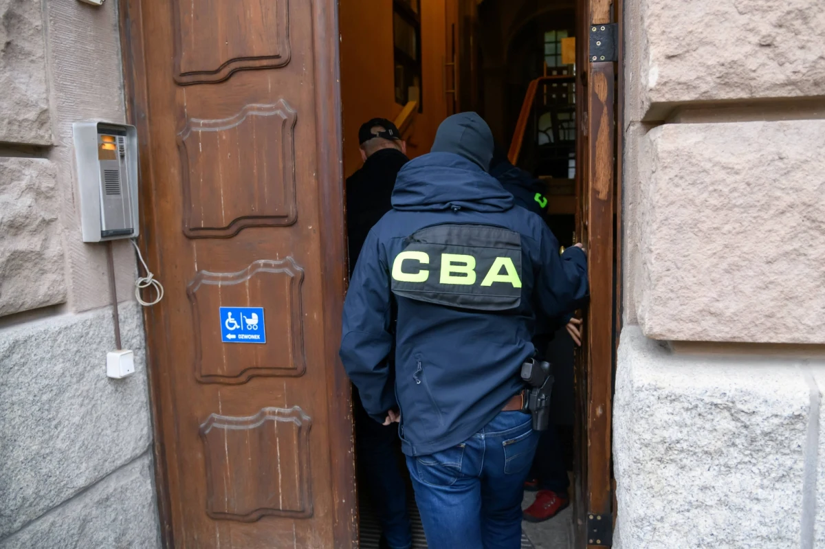 Na karę 6 lat i 4 miesięcy pozbawienia wolności została skazana Katarzyna G., byłą pracownica cywilna wydziału finansów CBA, a jej męża Dariusza G. sąd skazał na karę 8 lat więzienia. Kobieta miała "wynieść" z kasy biura ponad 9,2 mln zł; jej uzależniony od hazardu mąż obstawiał pieniądze u bukmachera.