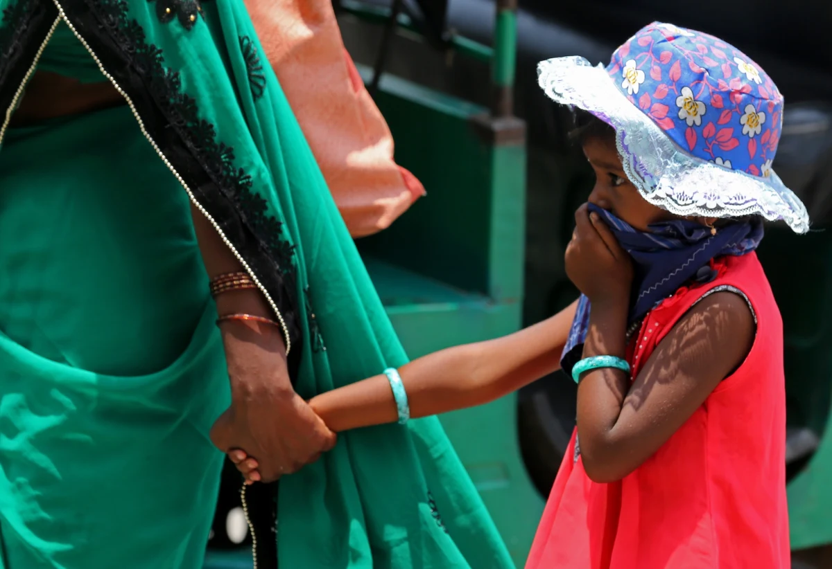 Bogaci mieszkańcy Indii wynajmują prywatne odrzutowce i masowo rezerwują ostatnie loty, by opuścić kraj – informują media. Kolejne państwa zamykają granice dla podróżnych z Indii.