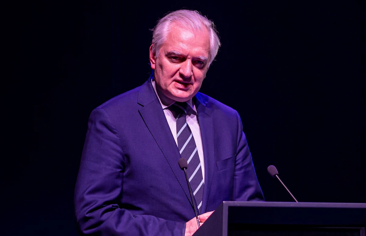 Wicepremier Jarosław Gowin zapowiedział, że w środę zaproponuje kalendarz odmrażania gospodarki. Jego zdaniem od 4 maja powinien zostać otwarty cały handel detaliczny oraz siłownie, ogródki przy restauracjach, a hotele mogły przyjąć do połowy gości.