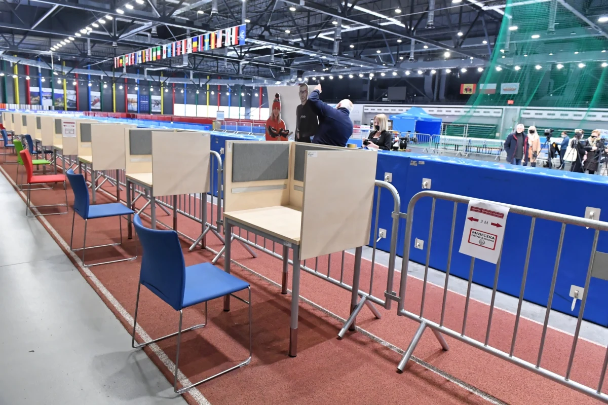 Z powodu problemów z dostawami odsuwa się termin uruchomienia szczepień w zakładach pracy - powiedział pełnomocnik rządu ds. szczepień Michał Dworczyk.