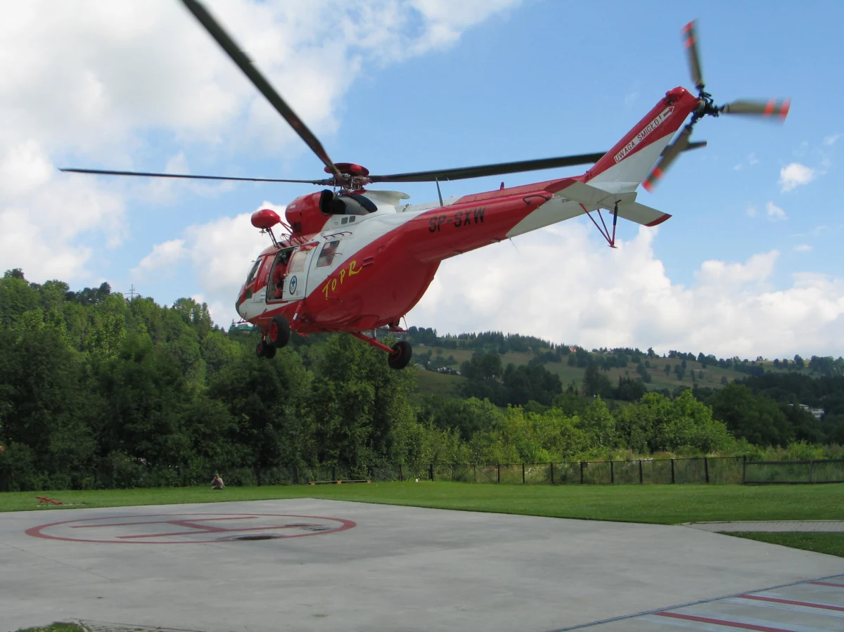 Ratownicy TOPR przetransportowali na pokładzie śmigłowca do zakopiańskiego szpitala rannego turystę, który spadł z rejonu kopuły szczytowej najwyższego szczytu w Polsce – Rysów.