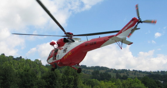 Ratownicy TOPR przetransportowali na pokładzie śmigłowca do zakopiańskiego szpitala rannego turystę, który spadł z rejonu kopuły szczytowej najwyższego szczytu w Polsce – Rysów.