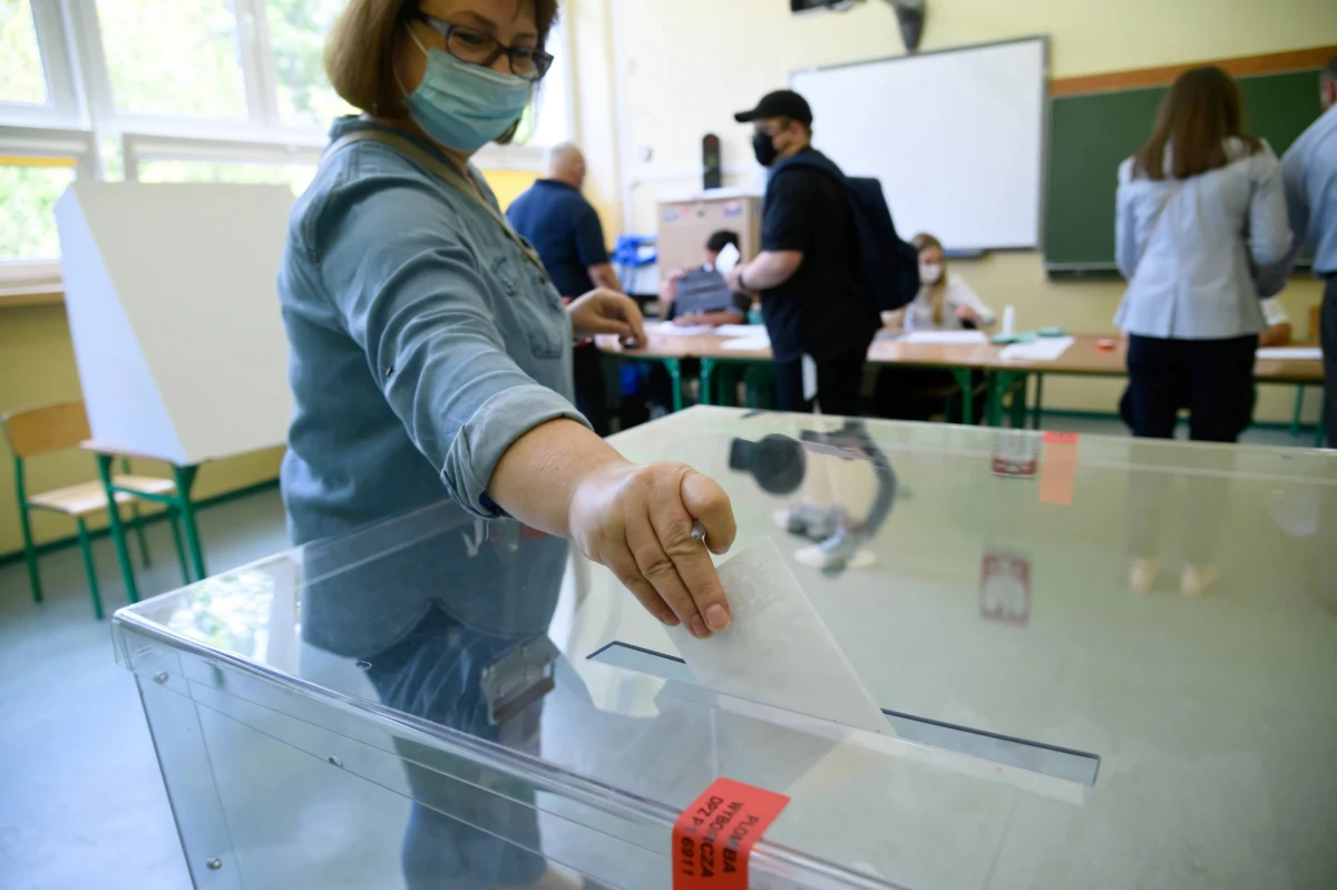 Prawie połowa Polaków chce, aby w przypadku rozpadu koalicji rządzącej odbyły się wcześniejsze wybory. W mniejszości są natomiast ci, którzy woleliby, żeby w takiej sytuacji opozycja próbowała stworzyć rząd z udziałem posłów, którzy odeszli z Prawa i Sprawiedliwości. To dane płynące z najnowszego sondażu United Surveys dla RMF FM i „Dziennika Gazety Prawnej”. 