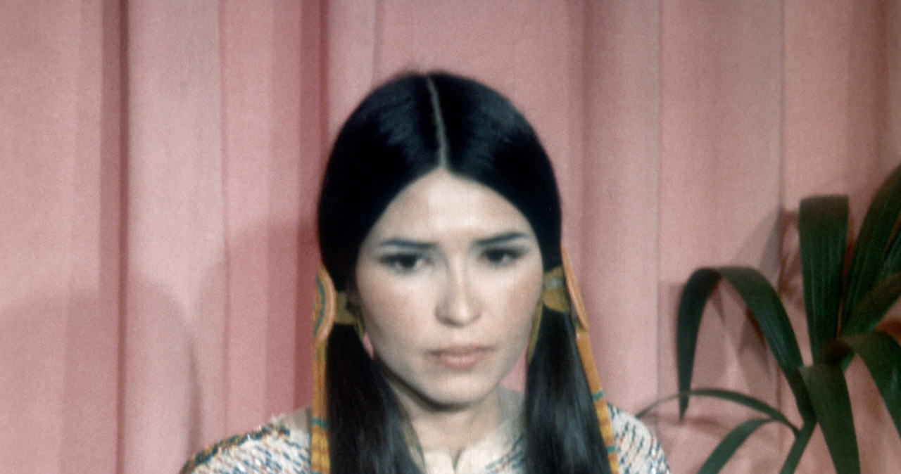 Sacheen Littlefeather może ubolewać, że nie rozpoczyna kariery aktorskiej właśnie teraz, gdy Hollywood po latach dyskryminacji mniejszości rasowych i etnicznych, próbuje być sprawiedliwe. Przedstawicielka plemienia Apaczów, która w imieniu Marlona Brando odmówiła przyjęcia Oscara za „Ojca chrzestnego” w 1973 r., wyznała, że po tym wydarzeniu została wpisana na "czarną listę" i nie mogła dostać żadnej roli.