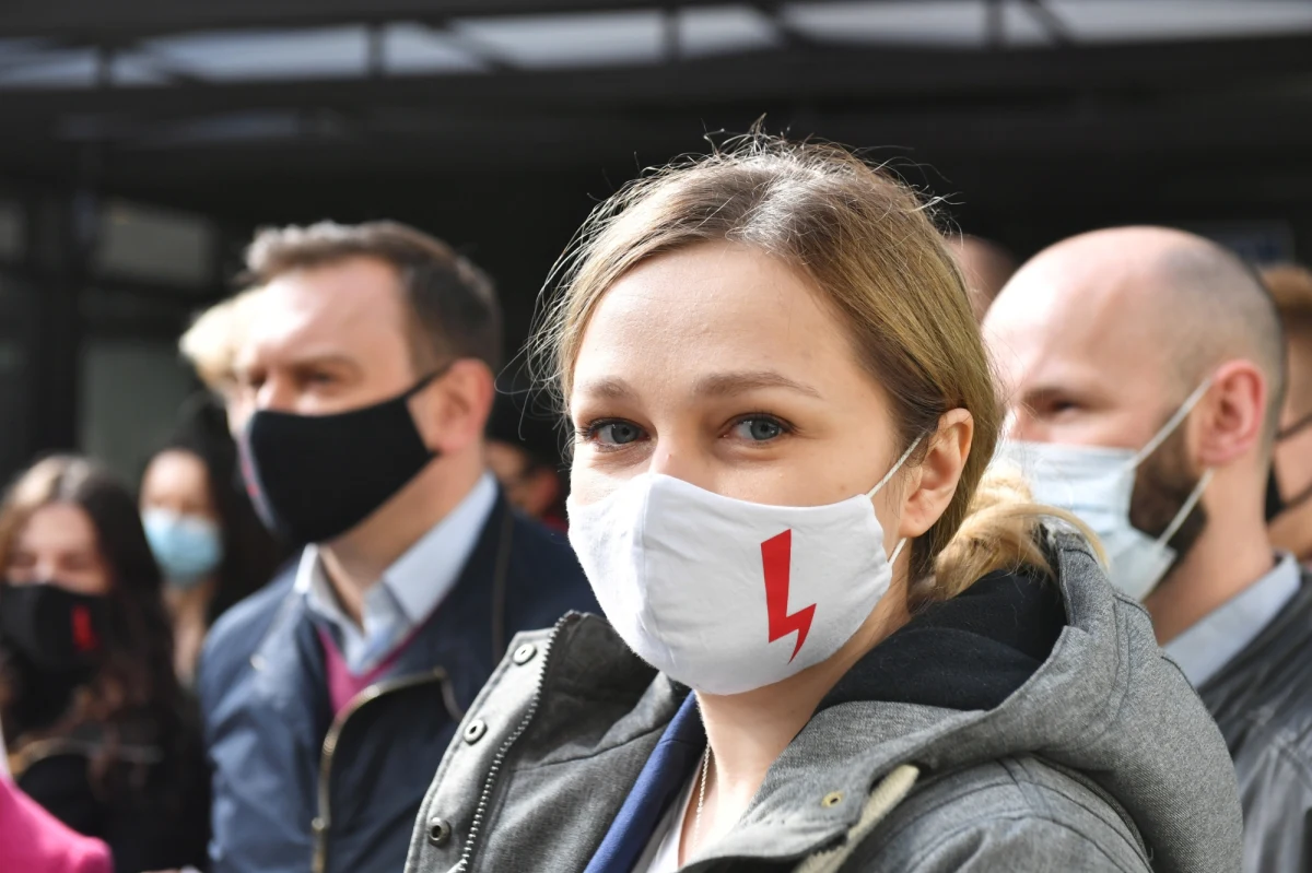 Sieradzki sąd umorzył postępowanie wobec Anny Sikory - lokalnej aktywistki Strajku Kobiet. Sikora jesienią ub. roku powiesiła na drzwiach biura posłów Prawa i Sprawiedliwość w Sieradzu kartkę z m.in. napisem "Zaginęły prawa człowieka. Znalazcę prosimy o zwrot". Dzisiejsza decyzja jest nieprawomocna.