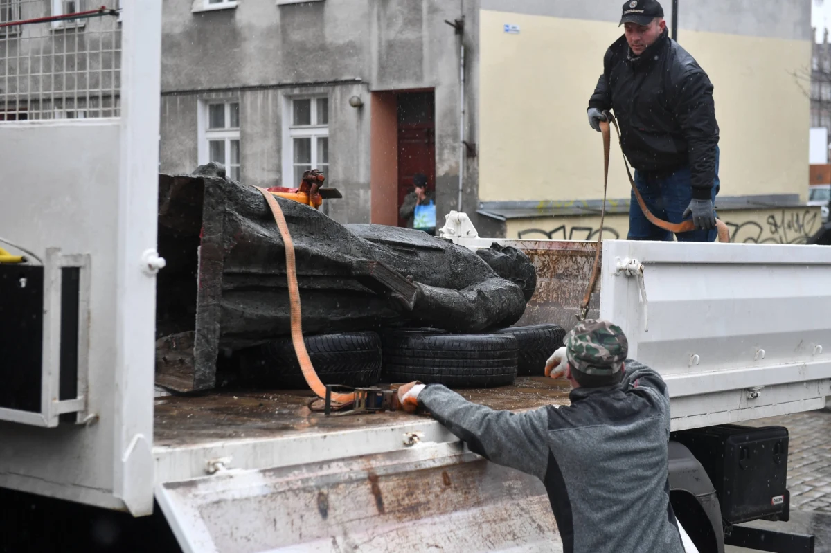 Obrona trzech mężczyzn oskarżonych o znieważenie i zniszczenie pomnika ks. prałata Henryka Jankowskiego chce przesłuchania przed sądem ponad 30 świadków, w tym 4 osób, które miałyby być ewentualnymi ofiarami molestowania ze strony duchownego, a także wielu osób publicznych. 