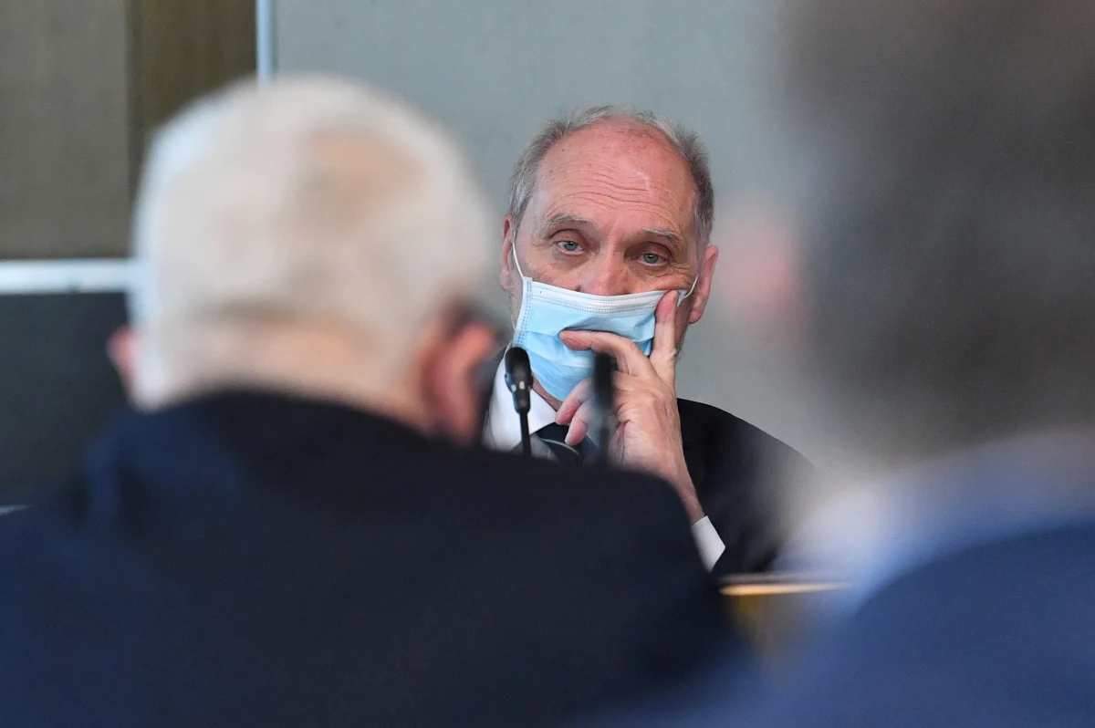 „Prace nad raportem podkomisji smoleńskiej mają charakter edytorski, ale nie można wyznaczyć terminu jego publikacji” – powiedział we wtorek przewodniczący podkomisji Antoni Macierewicz. Dodał, że na razie została zatwierdzona "filmowa wersja" raportu.