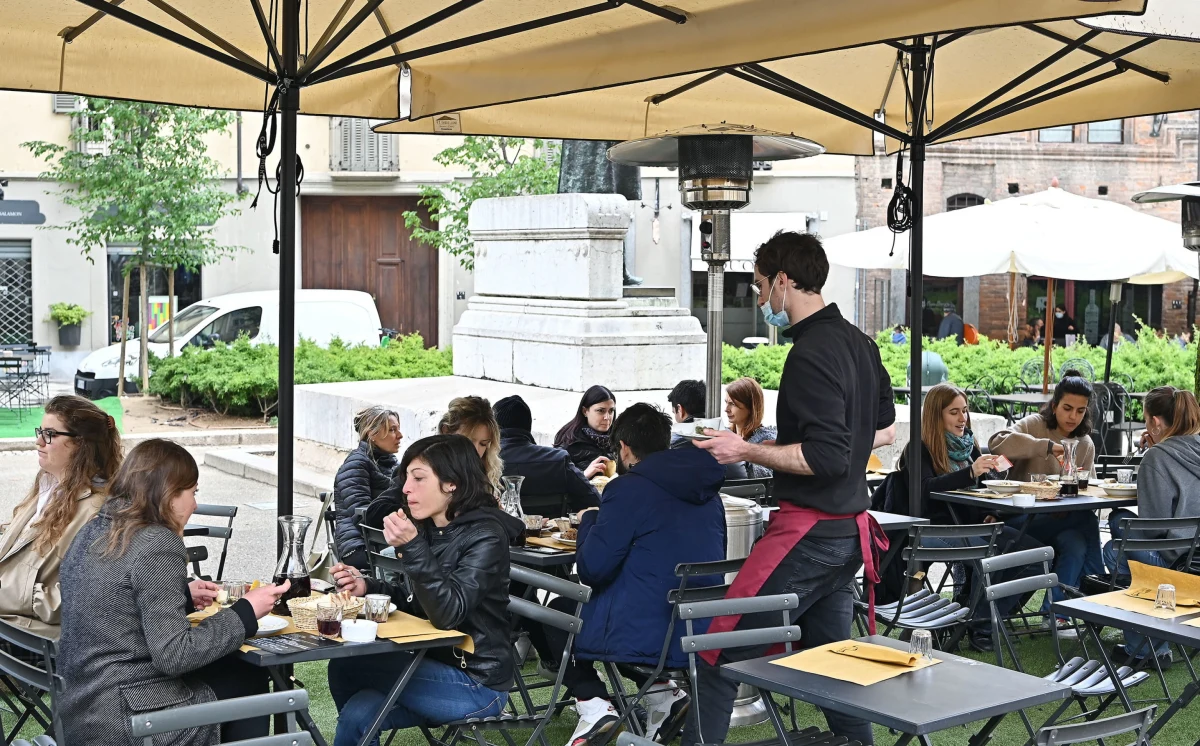 We Włoszech raz pierwszy od pół roku można było zjeść kolację w restauracji, dzięki złagodzeniu restrykcji przeciwepidemicznych w większości regionów kraju. Z tej możliwości skorzystło około miliona Włochów - takie dane podał związek rolników i producentów żywności po pierwszym dniu obowiązywania nowych przepisów.