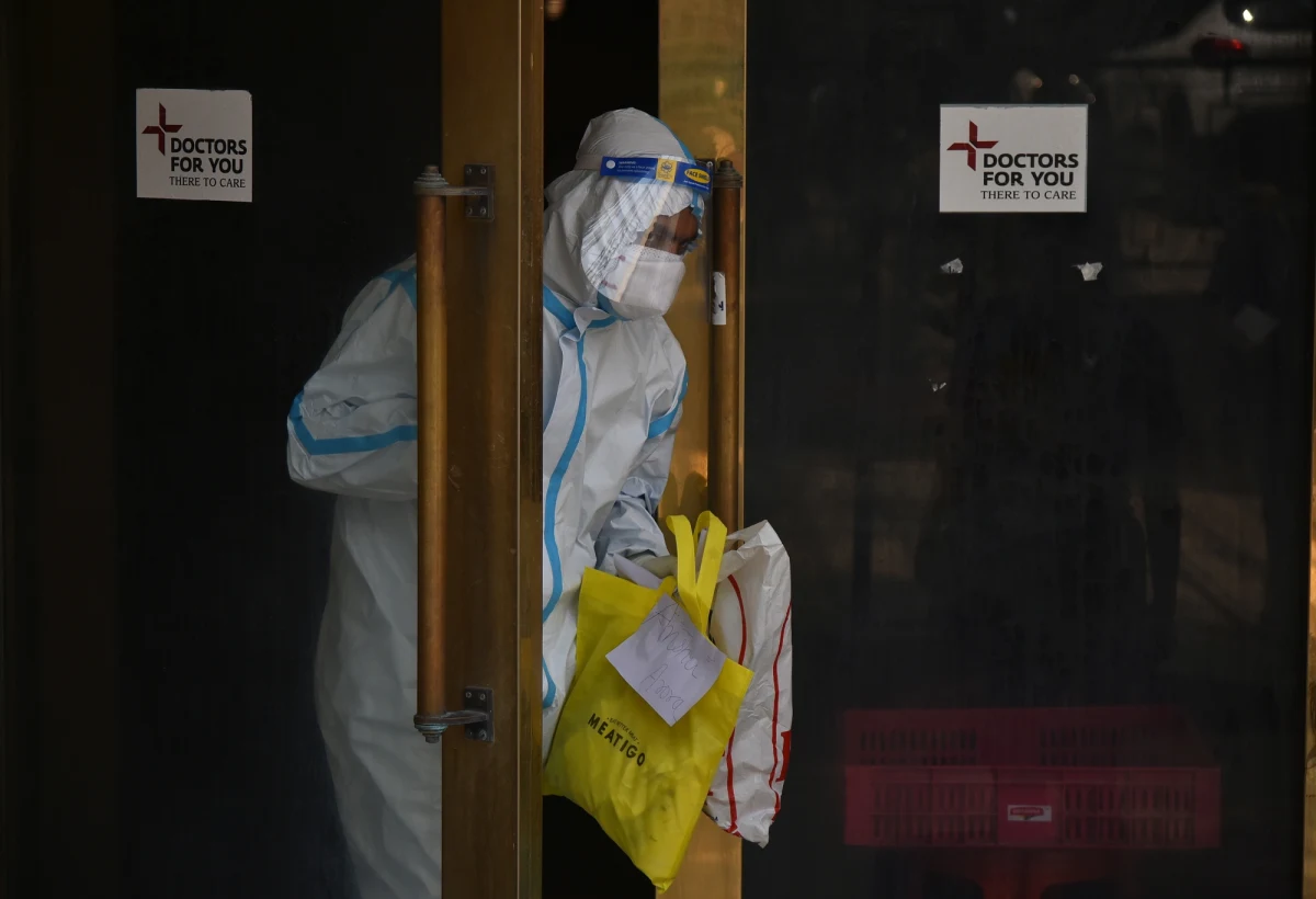 Zakażanie koronawirusem przyczyniło się do śmierci m.in 140 lekarzy i 136 pielęgniarek. Od poczatku pandemii w Polsce zachorowało ponad 23,6 tys. medyków.