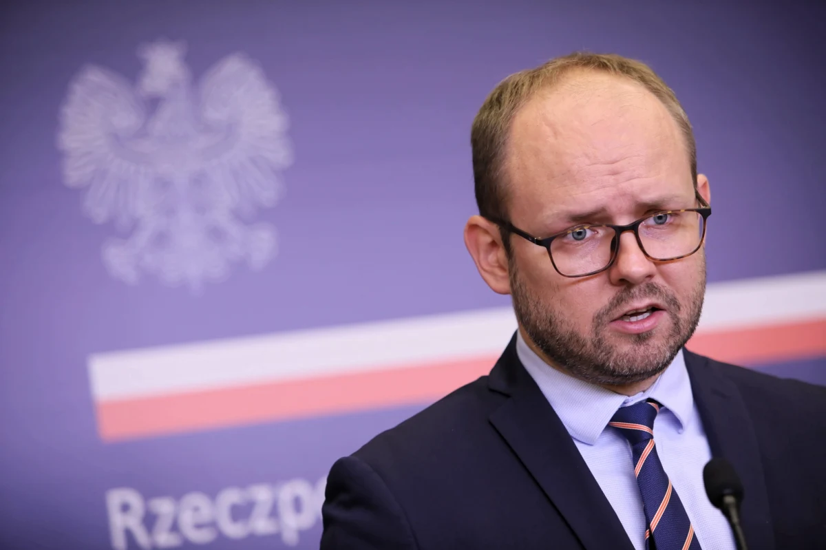 Sytuacja na Białorusi i polityka Rosji w regionie była tematem rozmowy wiceszefa Ministerstwa Spraw Zagranicznych Marcina Przydacza z ambasador USA na Białorusi Julie Fisher. "Jesteśmy zgodni w naszych ocenach; wspólnie potępiliśmy stosowaną przez Mińsk politykę represji wobec polskiej mniejszości" - oświadczył Przydacz.
