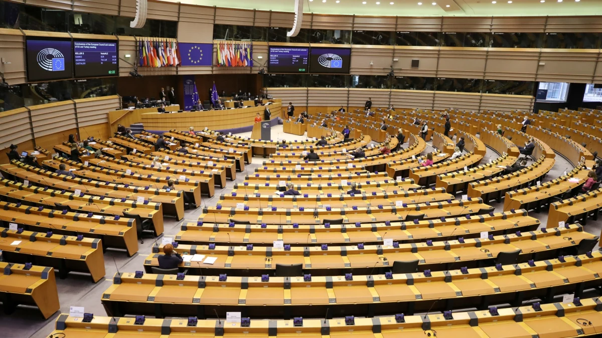 Parlament Europejski ostatecznie zatwierdził program Obywatele, Równość, Prawa i Wartości na lata 2021-2027. Chodzi program, którego budżet wynosi 1,5 mld euro. Jak donosi korespondentka RMF FM z Brukseli Katarzyna Szymańska–Borginon mogą być z niego finansowane organizacje pozarządowe broniące podstawowych praw i praworządności bez zgody władz danego kraju.
