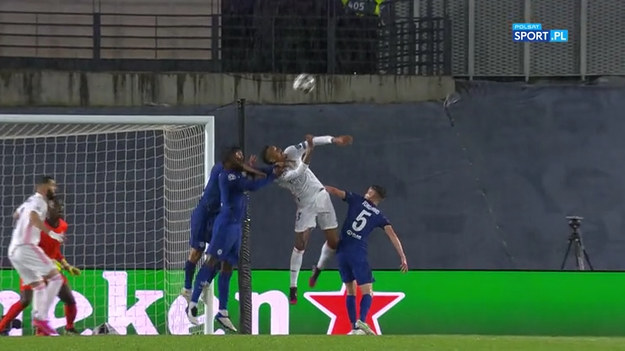 Real Madryt zremisował 1-1 z Chelsea Londyn w pierwszym półfinale Ligi Mistrzów. Gospodarze oddali tylko jeden celny strzał i skomplikowali sobie zadanie przed rewanżem na Stamford Bridge. Karim Benzema dogonił Raula na snajperskiej liście wszech czasów.