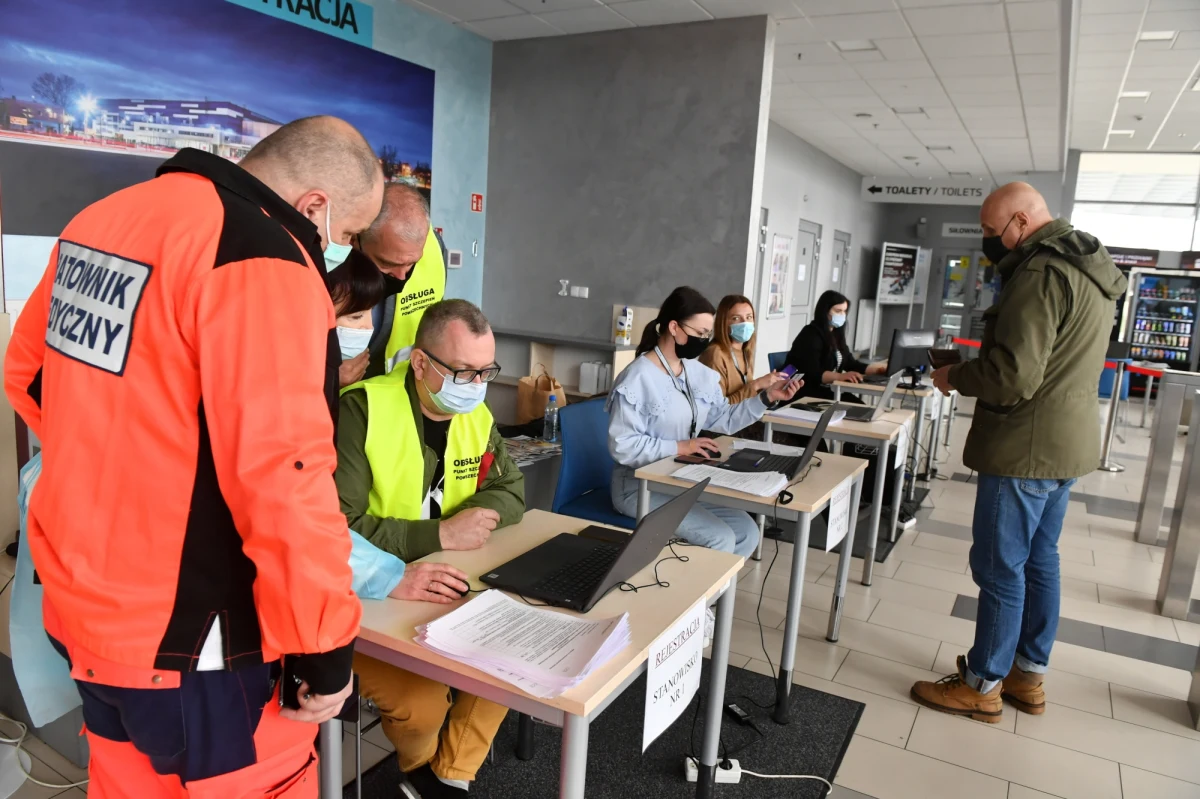 Na szczepienie przeciw Covid-19 od dziś mogą się zapisywać osoby w wieku 42 i 43 lat. Mogą to uczynić przez system e-Rejestracji i Internetowe Konto Pacjenta, infolinię 989, SMS-em na numer 880-333-333 lub w punkcie szczepień.