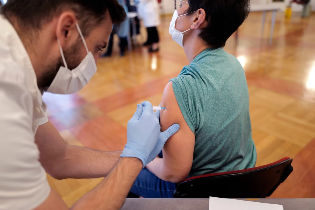 Rosną nadzieje, że amerykańska firma Novavax zdoła wprowadzić na rynek miliony szczepionek przeciwko koronawirusowi, uzupełniając zapasy USA oraz innych państw świata - pisze portal Politico.