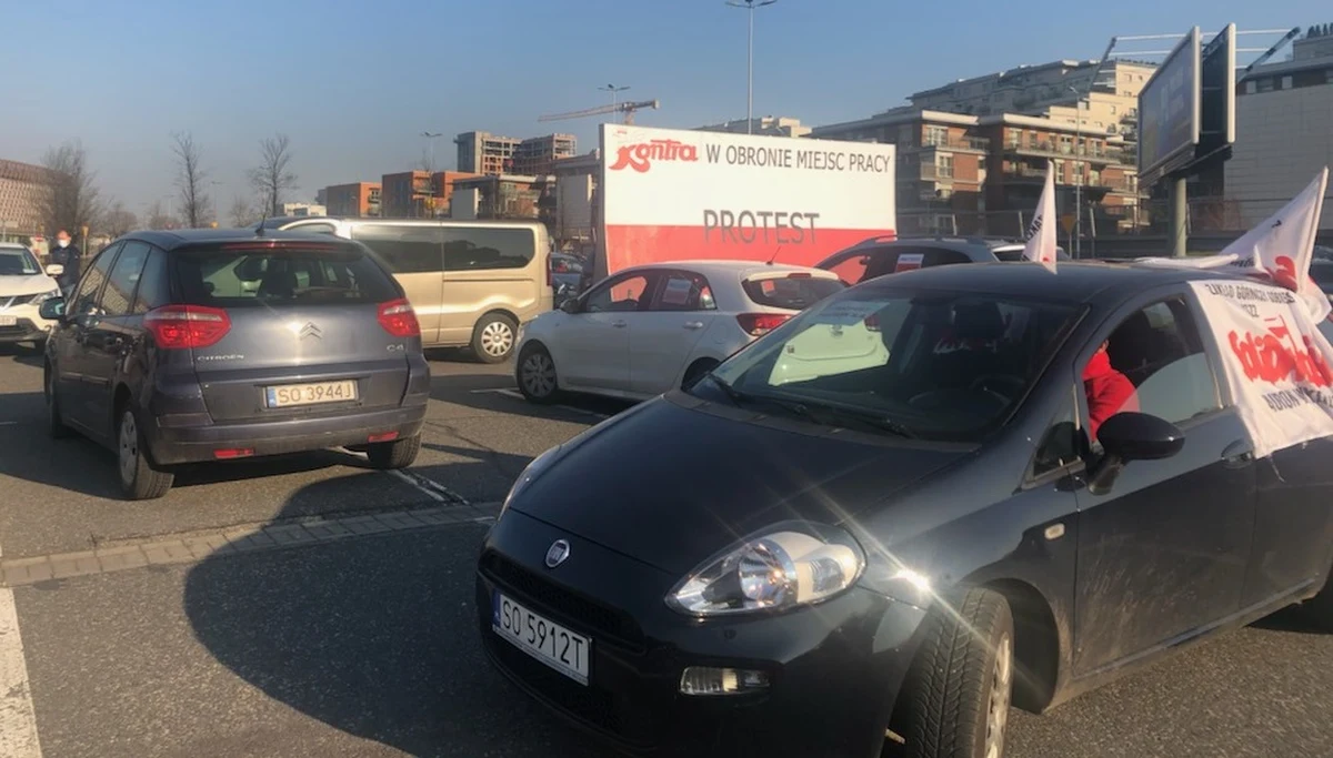 Związkowcy z Grupy Tauron, sprzeciwiający się jej podziałowi, zorganizowali rano samochodowy protest w Katowicach. Kilkadziesiąt oplakatowanych samochodów spowolniło ruch na przelotowej ul. Chorzowskiej.