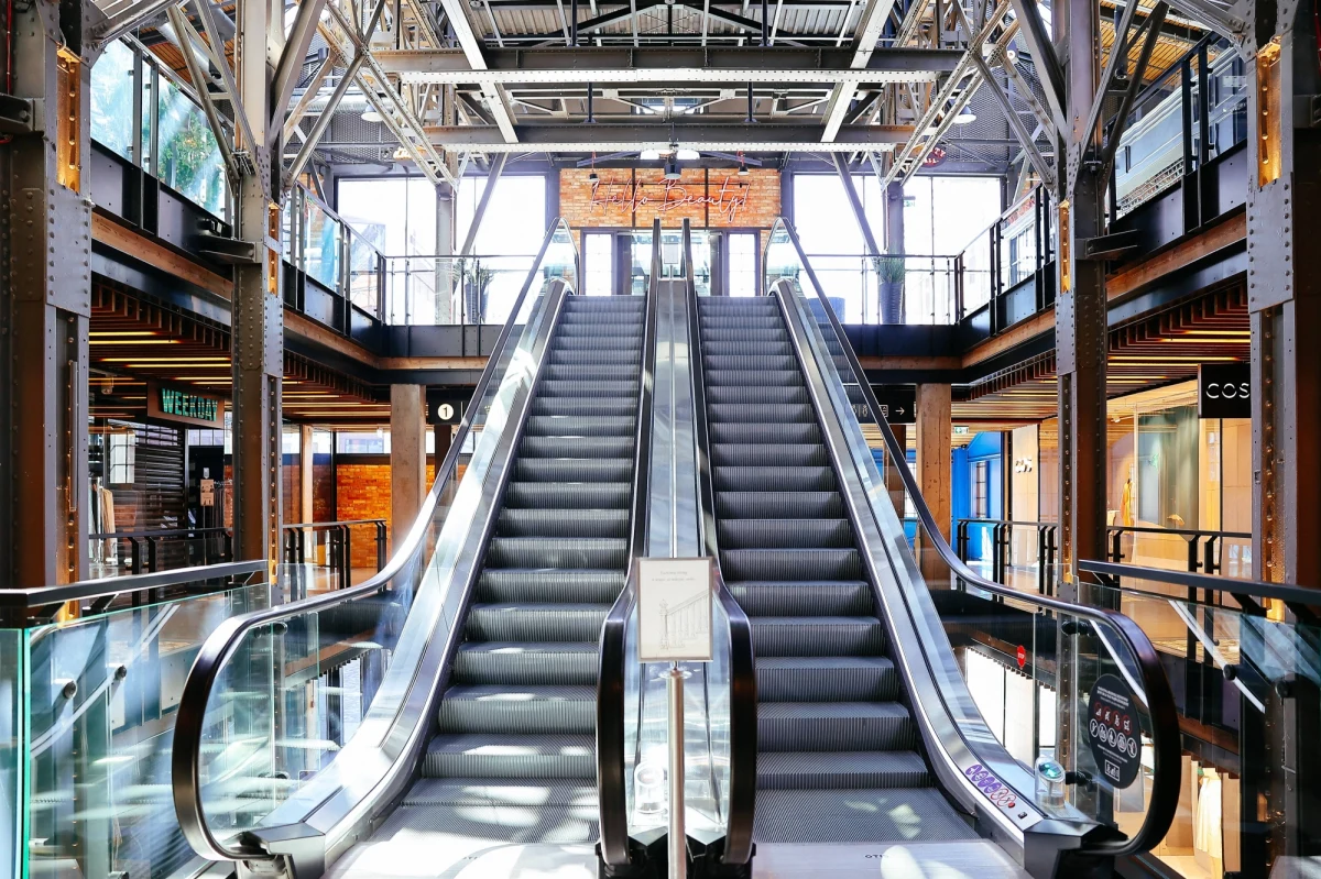 Już 4 maja rząd chce otworzyć galerie handlowe, sklepy meblowe i budowlane. Taką informację przekazali na konferencji prasowej premier Mateusz Morawiecki i minister zdrowia Adam Niedzielski. 