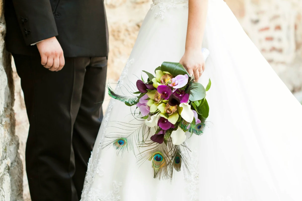 Kiedy i na jakich zasadach będzie można organizować wesela? Co z przyjęciami, które towarzyszą uroczystościom Pierwszej Komunii? Na dzisiejszej kolejności premier Mateusz Morawiecki i minister zdrowia Adam Niedzielski przedstawili stopniowy plan luzowania obostrzeń w tym zakresie. 