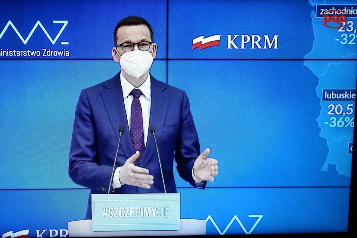 "Dane, które otrzymujemy pozwalają na podjęcie decyzji związanych z odmrażaniem gospodarki. Dają nam podstawy do ostrożnego optymizmu. Najgorsze, jeśli chodzi o zakażenia, jest zapewne za nami" - powiedział premier Mateusz Morawiecki ogłaszając razem z szefem resortu zdrowia Adamem Niedzielskim plan odmrażania gospodarki. 