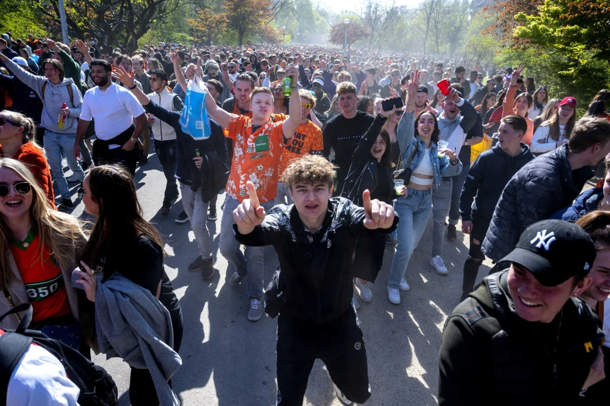 Koniec z maseczkami ochronnymi na wolnym powietrzu już wkrótce. Podczas konferencji prasowej premier Mateusz Morawiecki i minister zdrowia Adam Niedzielski przedstawili harmonogram luzowania obostrzeń koronawirusowych. Padła też data, od kiedy przebywając na zewnątrz budynku będziemy mogli ściągnąć maseczki.