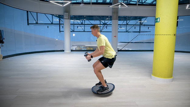 Trening całego ciała na bosu. Przygotujcie również hantle, przydadzą się.Na treningi ze smartfonem zaprasza Piotrek Galus, instruktor zajęć grupowych, trener i doradca żywieniowy.