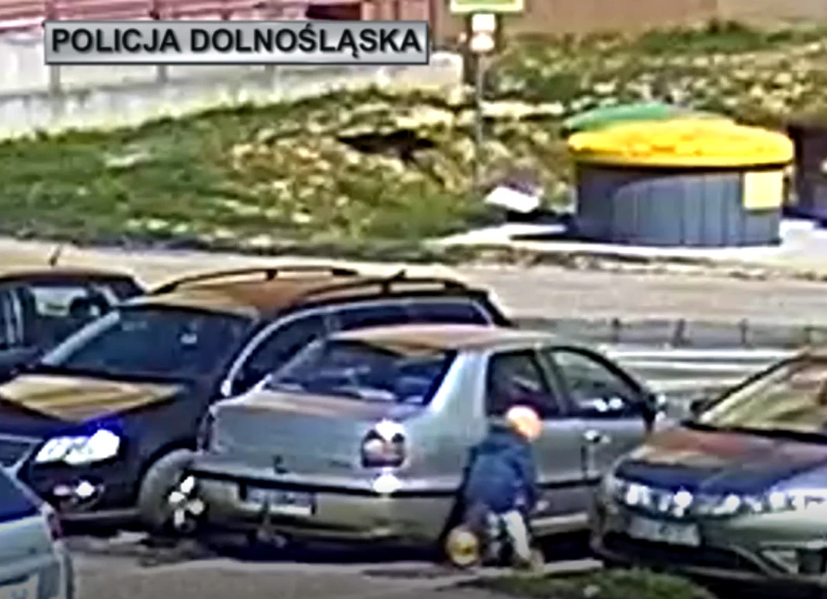 Groźnie wyglądający wypadek w Lubinie na Dolnym Śląsku. 5-letni chłopiec na rowerku biegowym wjechał pod koła auta. Dziecko trafiło do szpitala. 