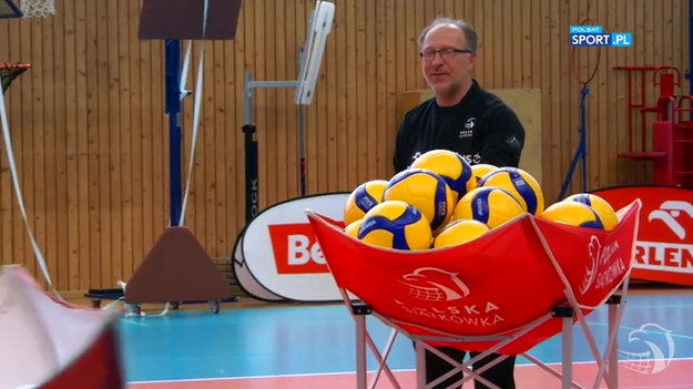 Reprezentacja Polski siatkarek, która przygotowujące się w Szczyrku do sezonu międzynarodowego, w czwartek i piątek rozegra w Prostejovie dwa sparingi z Czeszkami. W zastępstwie Jacka Nawrockiego kadrę w tych spotkaniach poprowadzi jego asystent Waldemar Kawka. - Tu nie ma żadnej sensacji, już wcześniej zaplanowaliśmy z całym sztabem taki podział obowiązków - powiedział selekcjoner, który został w Szczyrku i czeka na przyjazd kolejnych reprezentantek. (wideo: Polska Siatkówka)