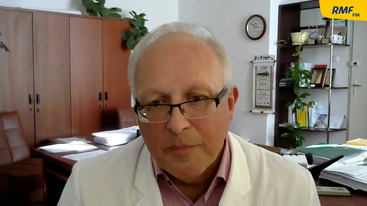 „W sytuacjach, w których w przestrzeni, w otoczeniu nie ma większej ilości osób cały czas uważałem, że maseczki nie są potrzebne. Ten obowiązek został nałożony – i to wielokrotnie mówiono – nie ze względów na zagrożenie, które niesie ze sobą przenoszenie zakażenia w otwartej przestrzeni, tylko przede wszystkim na konieczność egzekwowania powszechnego obowiązku noszenia maseczek” – mówił w Popołudniowej rozmowie w RMF FM prof. Robert Flisiak.