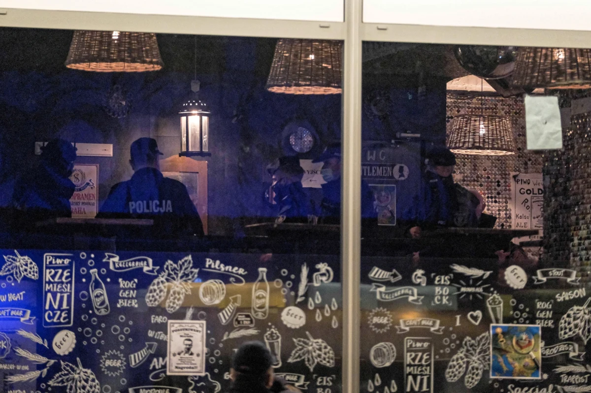 Nadchodzący weekend majowy może mieć kluczowe znaczenie dla tempa wygaszania epidemii - podkreśla główny inspektor sanitarny Krzysztof Saczka, który wystosował w środę apel o rozwagę i respektowanie przepisów prawa. Zapowiedział też kontrole.