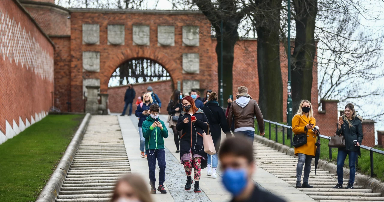 Obowiązek noszenia maseczek zostanie zniesiony 15 maja, jeśli nowych zakażeń będzie mniej niż 15 na 100 tys.