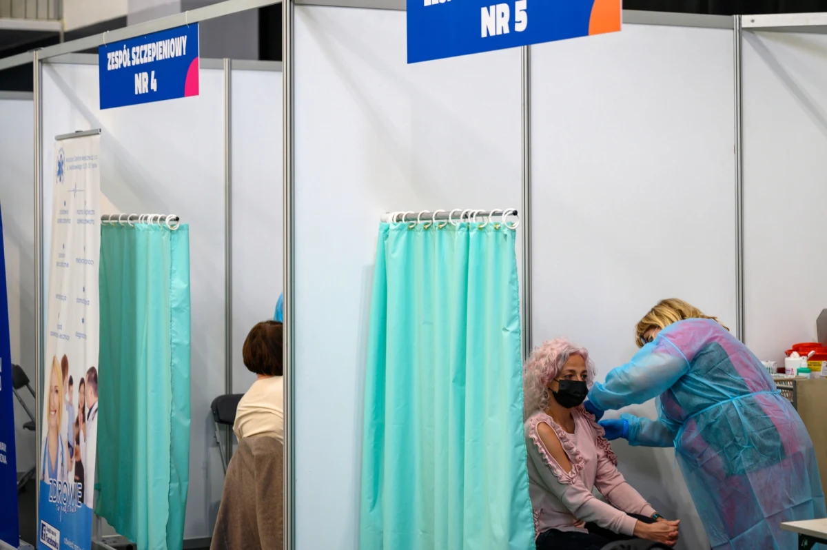 Założyciel i szef firmy BioNTech Ugur Sahin powiedział w środę, że Europa powinna osiągnąć odporność stadną na koronawirusa do lipca, a najpóźniej sierpnia. Dodał, że jego firma nie zrezygnuje z praw intelektualnych do szczepionki, ale udostępni na nią licencje.