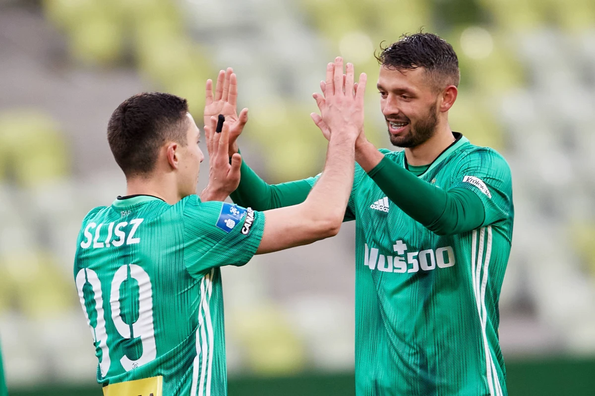 Bez wychodzenia na boisko piłkarze Legii zostali mistrzem Polski - trzy kolejki przed końcem sezonu ekstraklasy. To efekt bezbramkowego remisu w meczu Jagiellonii Białystok z Rakowem Częstochowa. Warszawski zespół ma w dorobku rekordowe 15 tytułów.