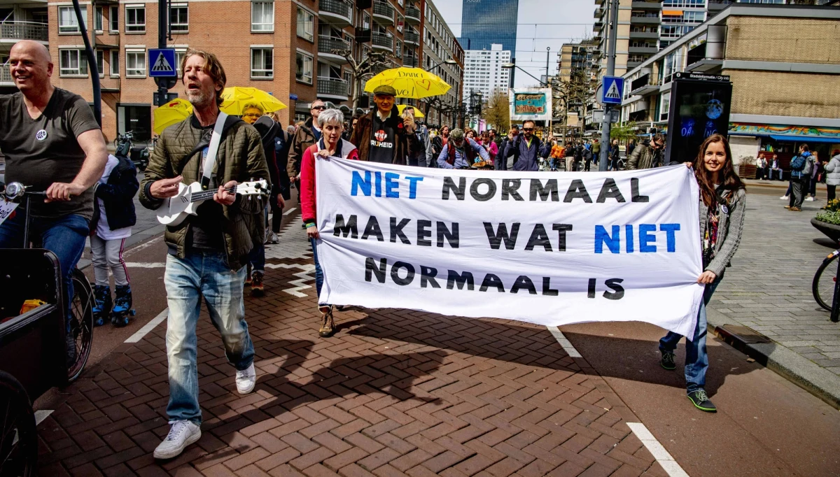 Federalny Urząd Ochrony Konstytucji (BfV), czyli niemiecki kontrwywiad, poinformował w środę, że objął obserwacją część ruchu przeciwników koronarestrykcji. Według BfV niektóre osoby wykorzystują antylockdownowe protesty do wzniecania przemocy i delegitymizowania instytucji państwa.