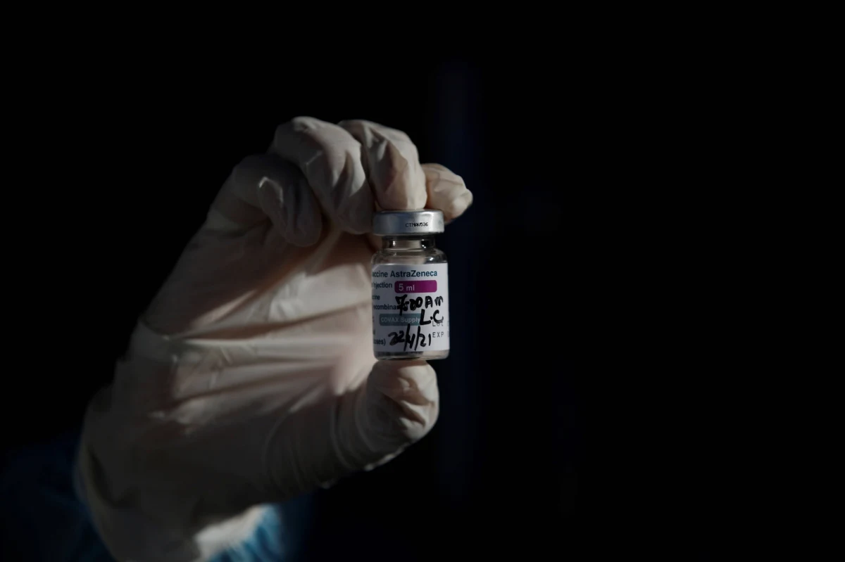 Komisja Europejska podała datę pierwszej rozprawy w postępowaniu prawnym przeciwko firmie AstraZeneca za nieprzestrzeganie umowy w sprawie dostaw szczepionek przeciw Covid-19. Rozprawa odbędzie się przed sądem w Brukseli 26 maja.