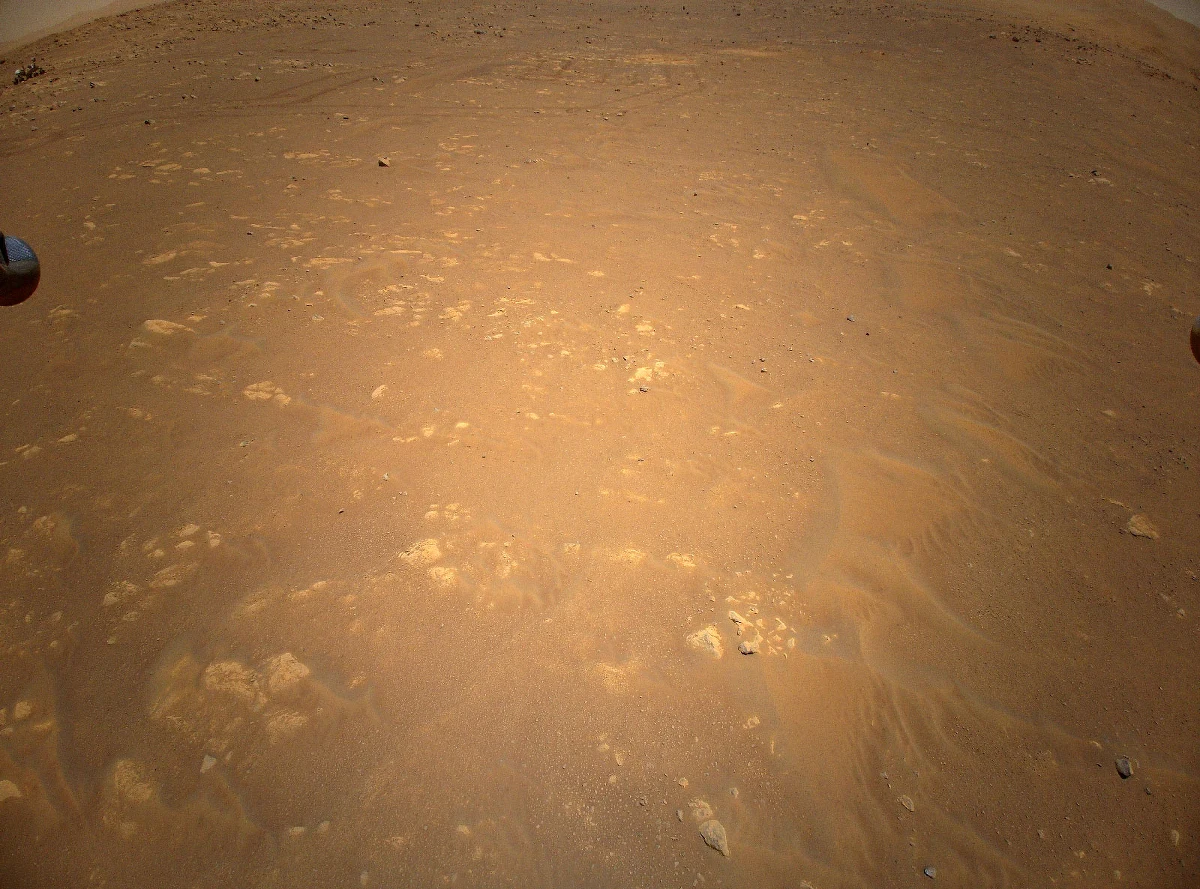 NASA opublikowała niezwykłe zdjęcie wykonane podczas trzeciego lotu helikopterka Ingenuity. Jego kamera uchwyciła w samym rogu kadru, ujęcie macierzystego łazika Perseverance. Ingenuity przygotowuje się do czwartego, przedostatniego lotu na Marsie. Ten test rozpocznie się dziś po 16:12 polskiego czasu, ma potrwać 117 sekund. Ingenuity poleci z prędkością 3,5 metra na sekundę, na wysokości 5 metrów i oddali się w poziomie o 133 metry, by potem wrócić na miejsce startu. O tym, dlaczego helikpopterek nie wzniesie się wyżej i jakie są plany budowy kolejnych, już naukowych helikopterów na Marsa mówi RMF FM Artur Chmielewski z Jet Propulsion Laboratory, autor książki "Kosmiczne wyzwania". 