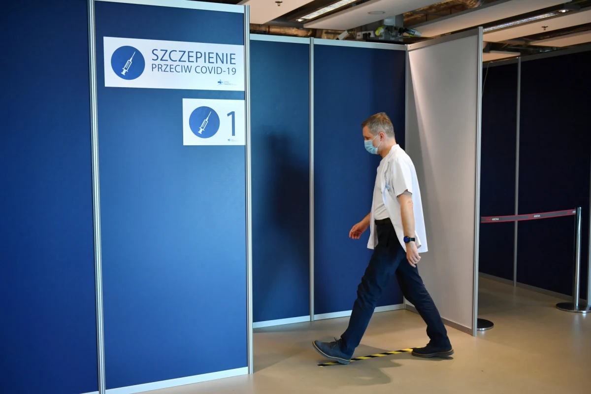 Na szczepienie przeciwko koronawirusowi od czwartku mogą się zapisywać osoby w wieku 40 i 41 lat. Można to zrobić przez system e-Rejestracji i Internetowe Konto Pacjenta, infolinię 989, SMS-em na numer 880-333-333 lub w punkcie szczepień.
